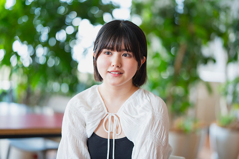 手を下に置いて話す完熟フレッシュの池田レイラさん。