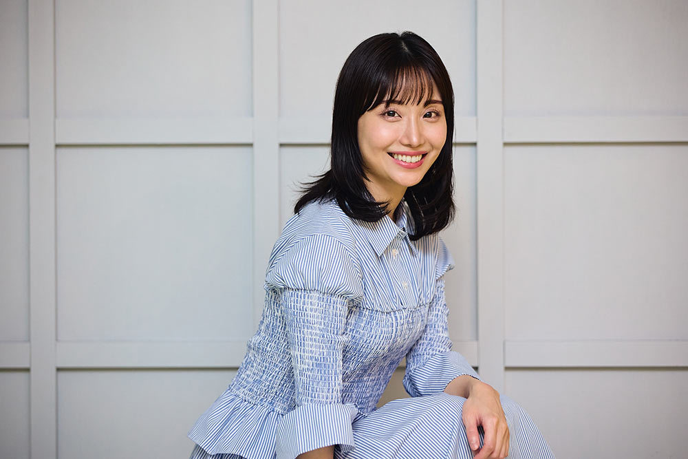 しゃがんでこちらを見る柴田阿弥さん。