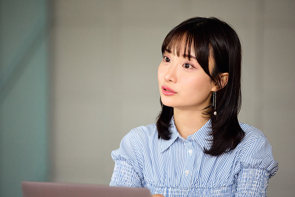 ノートパソコンを開きながら話す柴田阿弥さん。