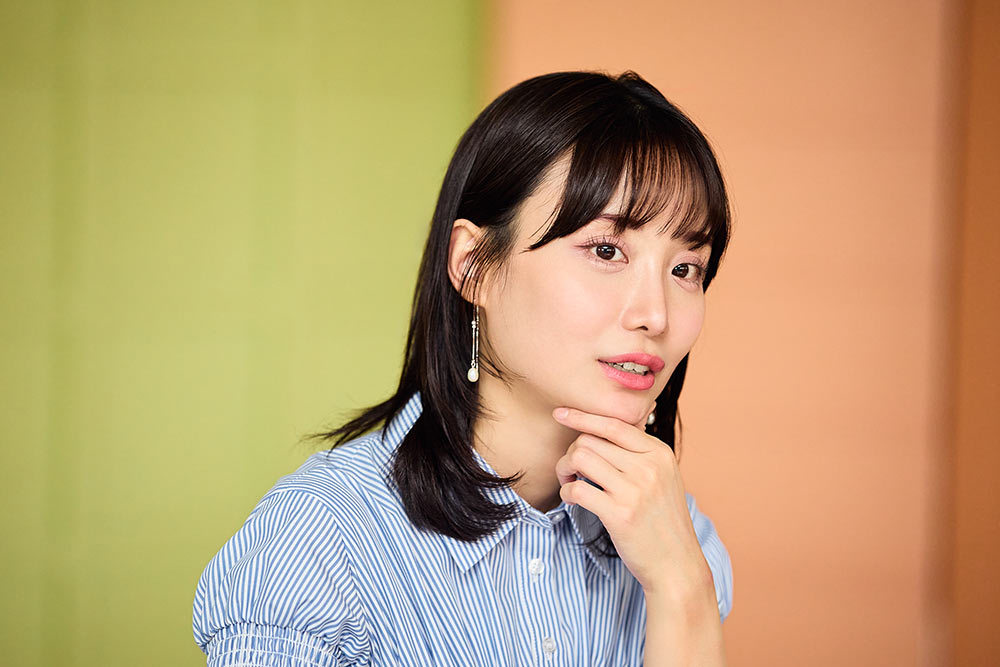 顎に手を当てる柴田阿弥さん。