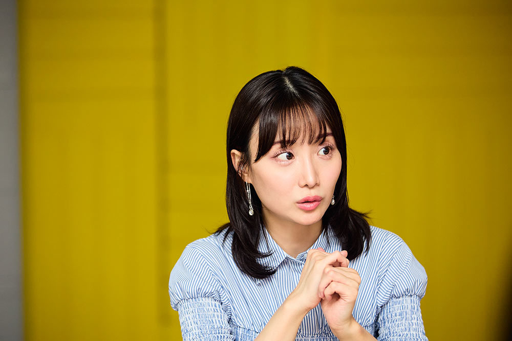 左方向を見る柴田阿弥さん。