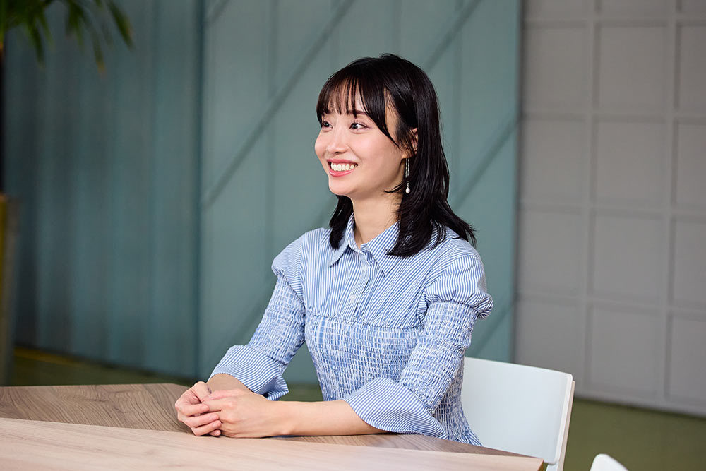 笑顔で話す柴田阿弥さん。