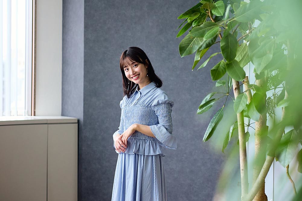 こちらを見る柴田阿弥さん。