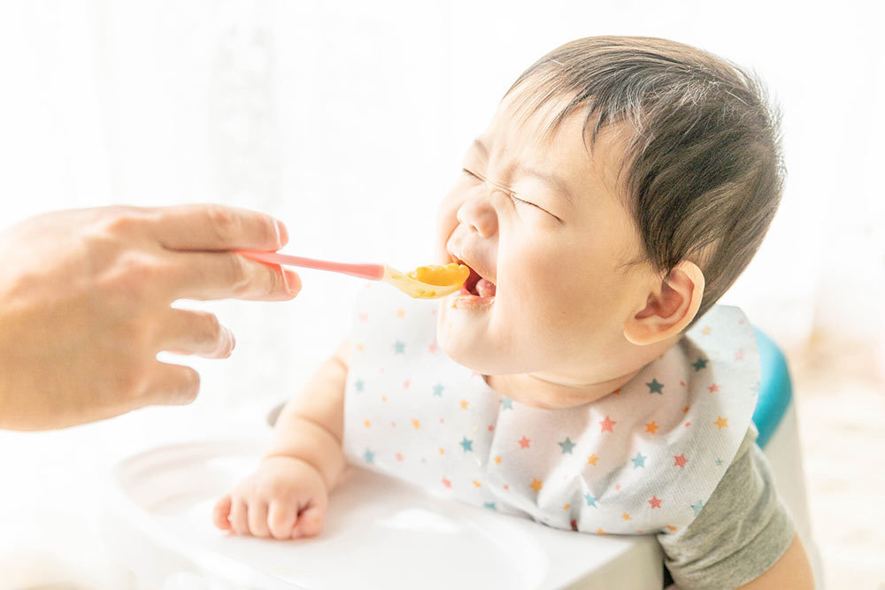 腰がすわるまで、離乳食はダメなの？ママ・パパの疑問に小児発達の専門医が回答。