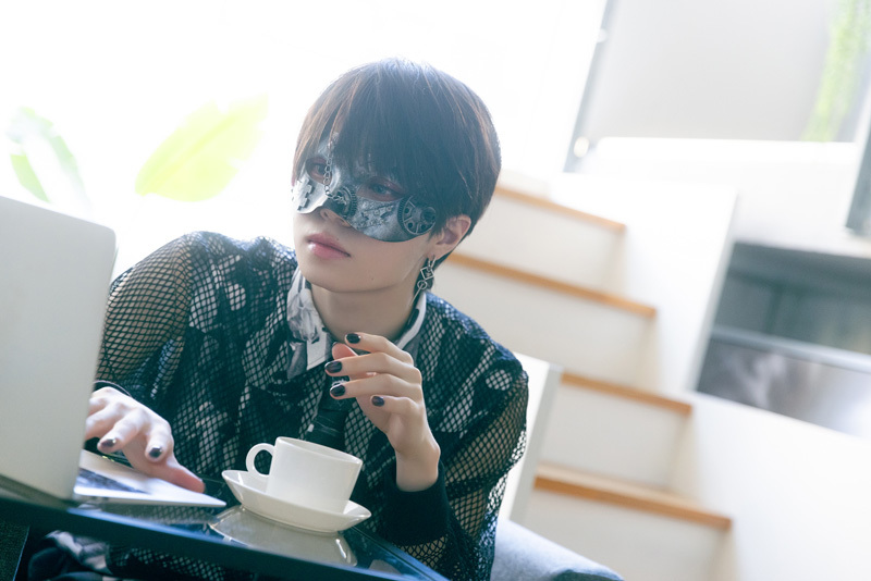 コーヒーを脇に置き、パソコン作業をする超学生さん。