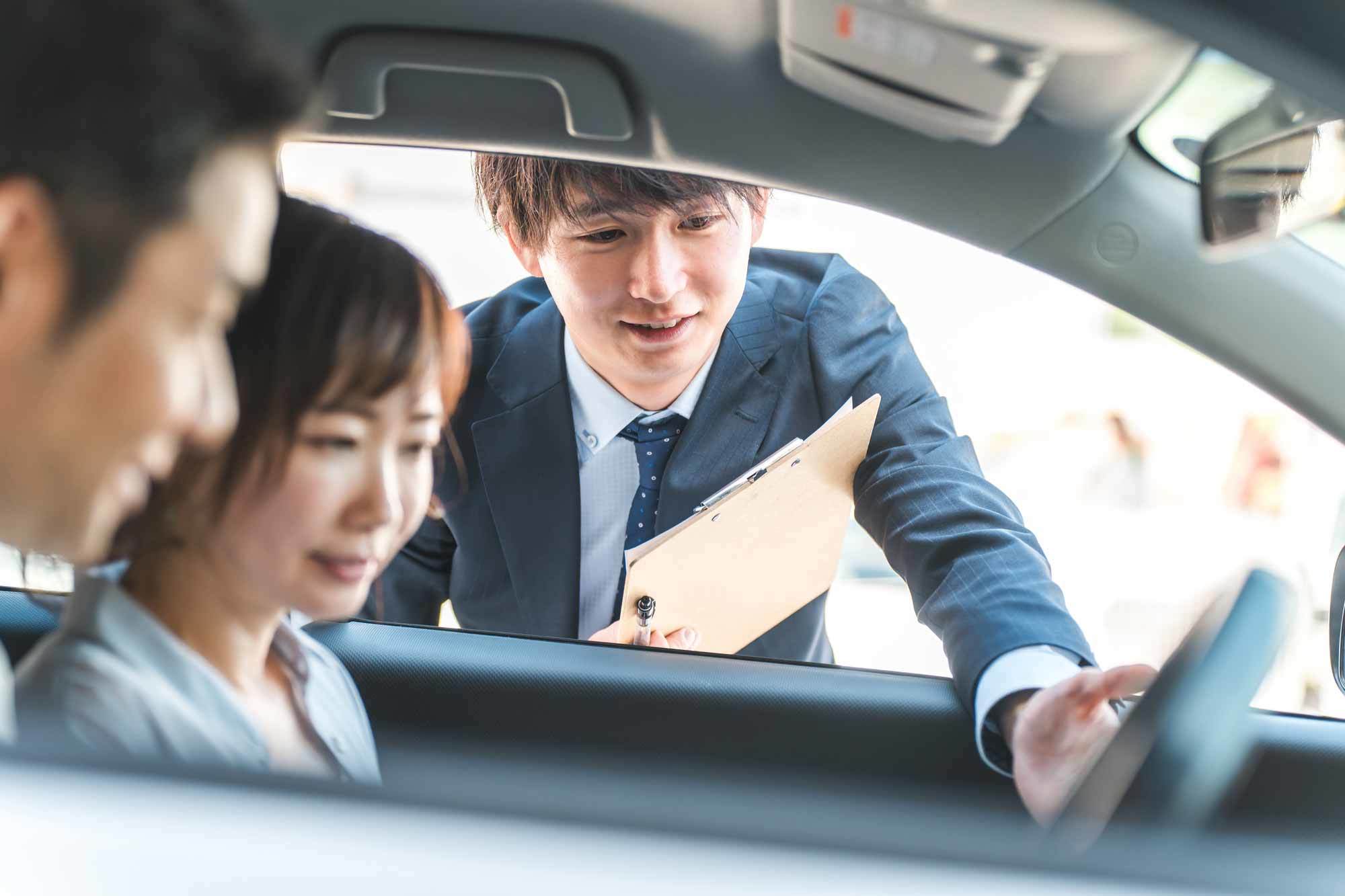 車を購入するときは、必要書類やかかる費用を確認してから販売店へ。