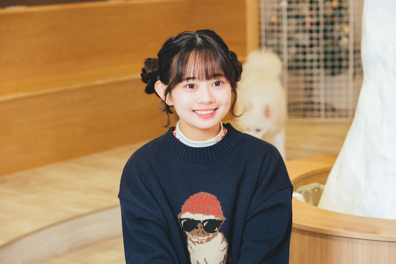 インタビューに答える笑顔の近藤沙瑛子さん。