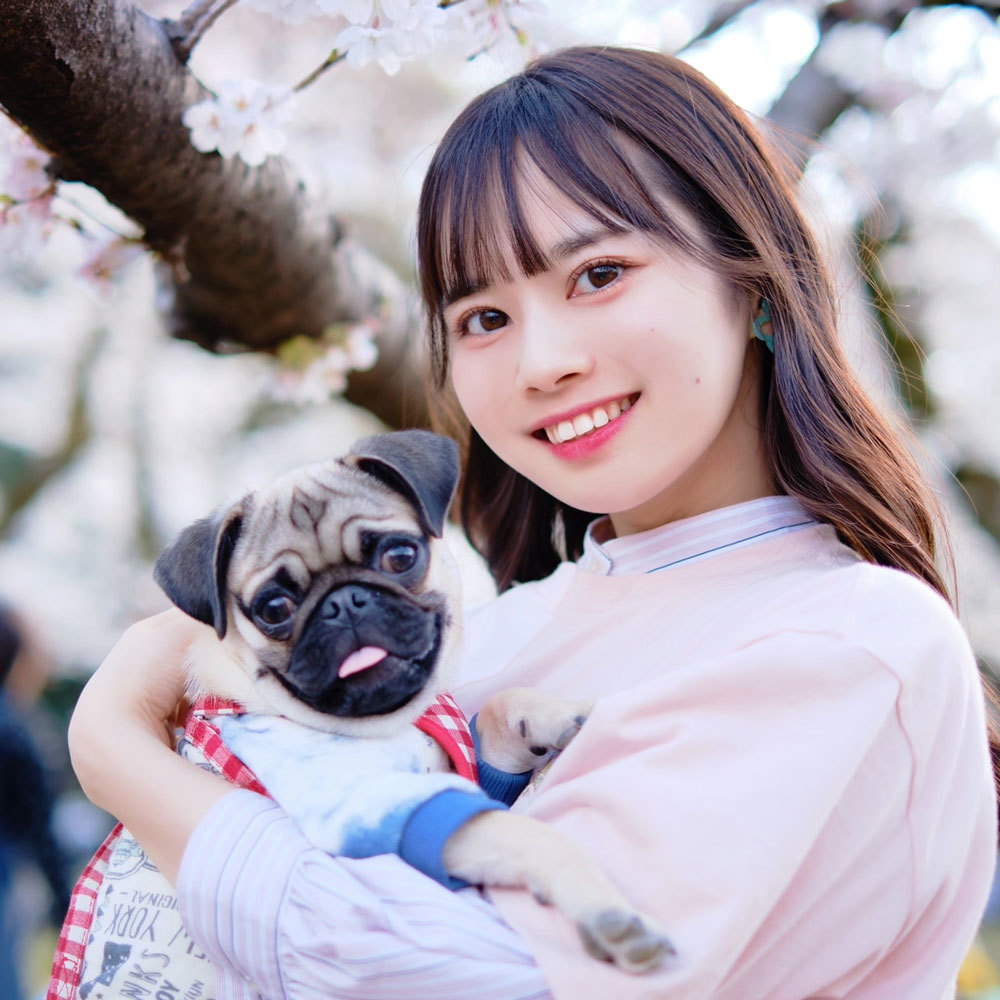 愛犬・アルト君を抱っこする近藤沙瑛子さん(本人提供)。