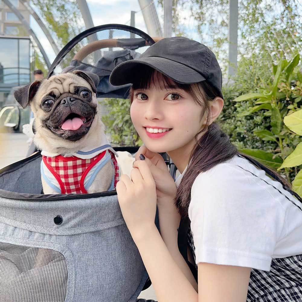 愛犬・アルト君とお出かけした際の近藤沙瑛子さん(本人提供)。
