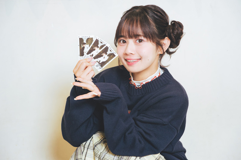 サイン入りチェキを持っていたずらっぽく笑う近藤沙瑛子さん。