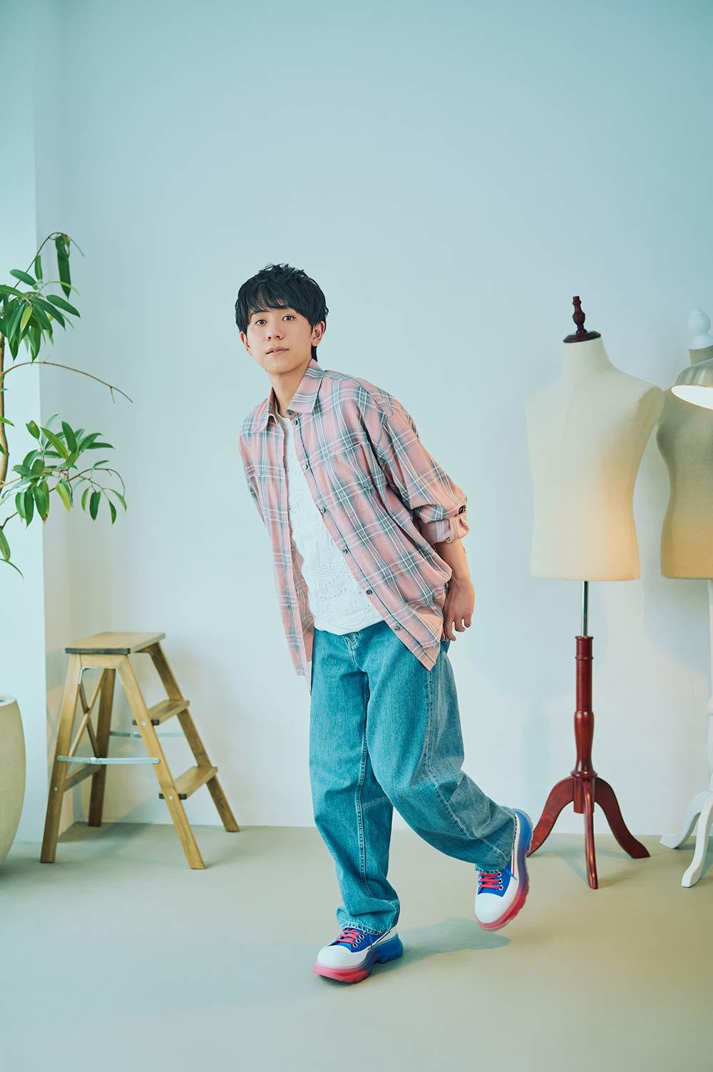 立ってポーズをとる山下さん。