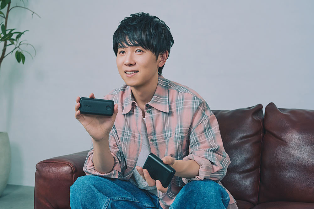 モバイルバッテリーを持つ山下さん。