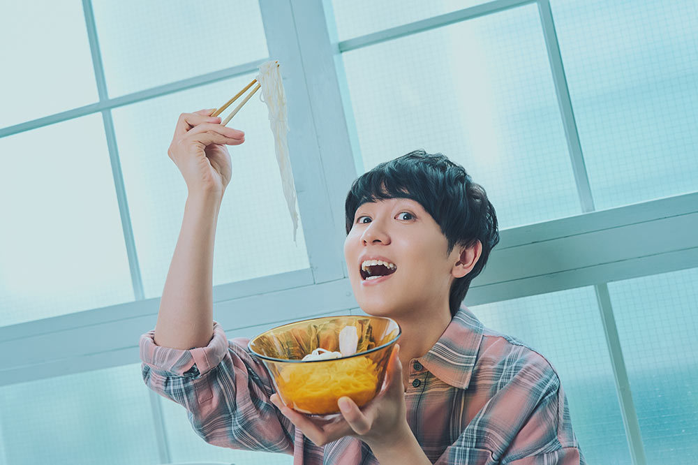 そうめんを食べようとする山下さん。