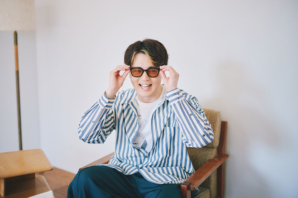 サングラスをかけて笑う駒田さん。