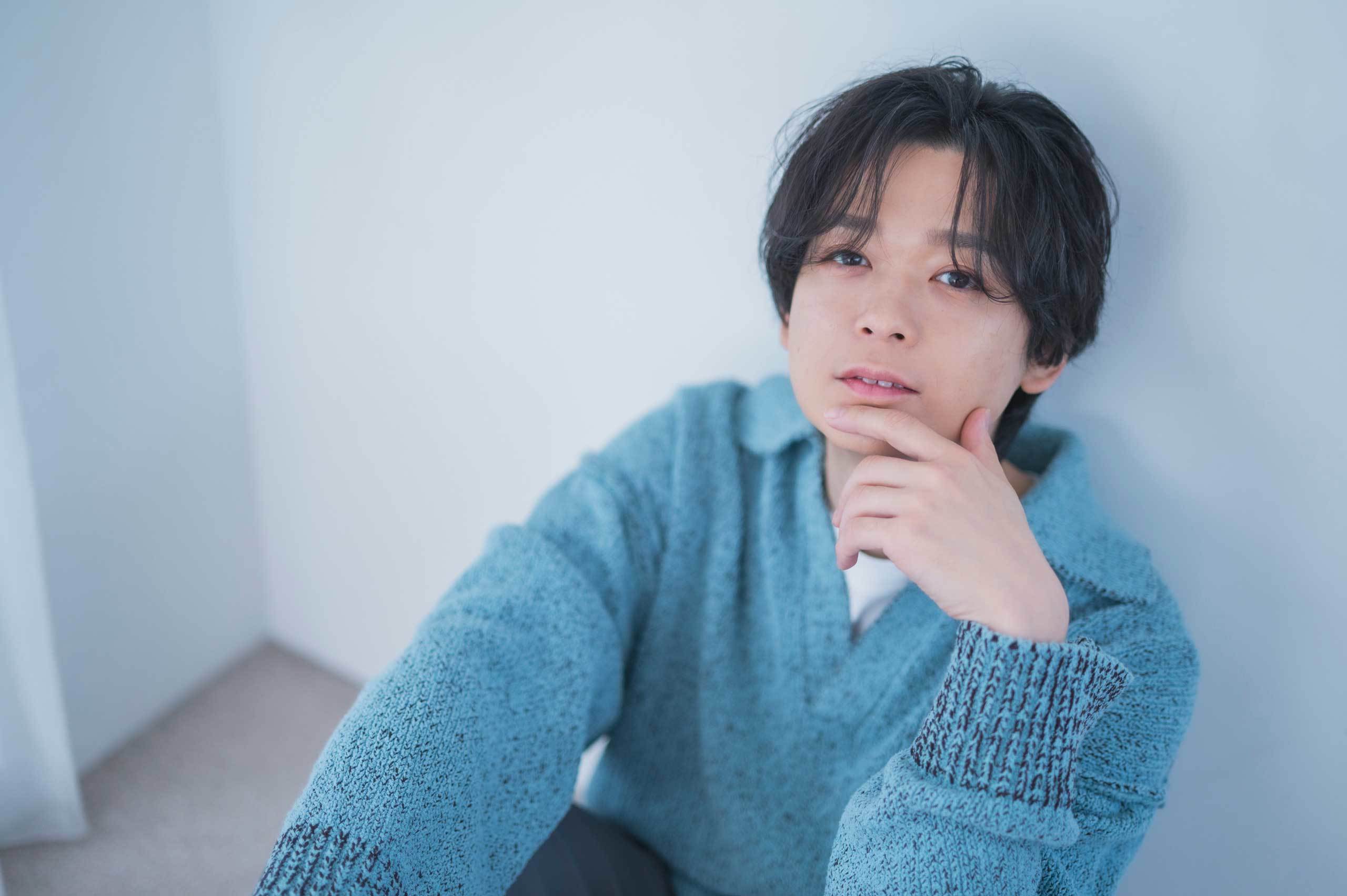 顔に手をあてポーズをとる土岐さん。