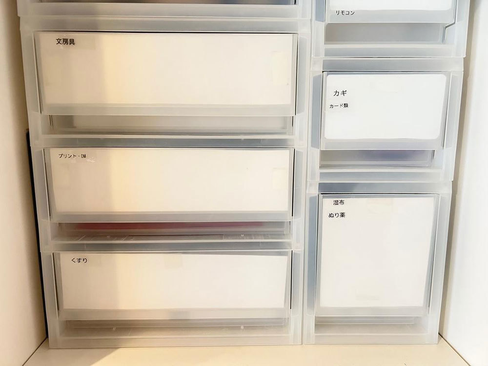 収納場所にラベリングすると片付けやすい。