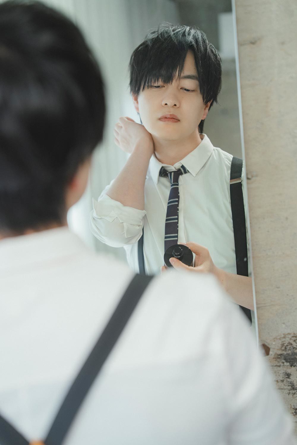 香水をつける声優の小林さん。