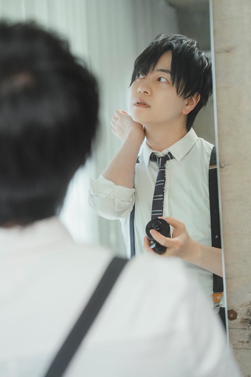 香水をつける声優の小林さん。