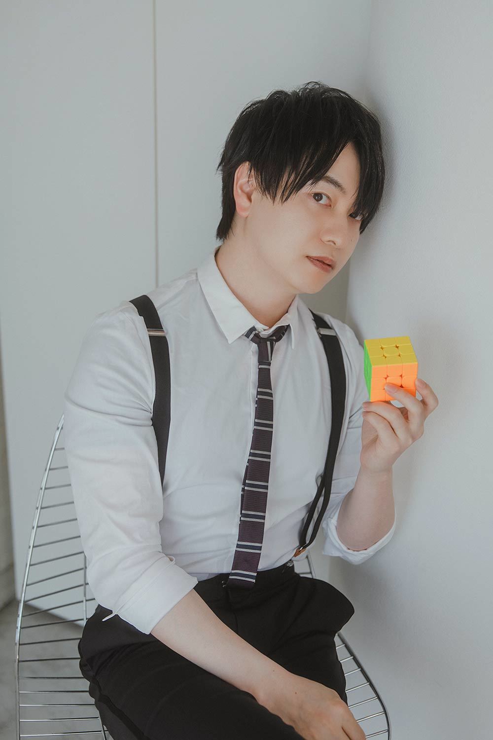 立体パズルで遊ぶ声優の小林さん。