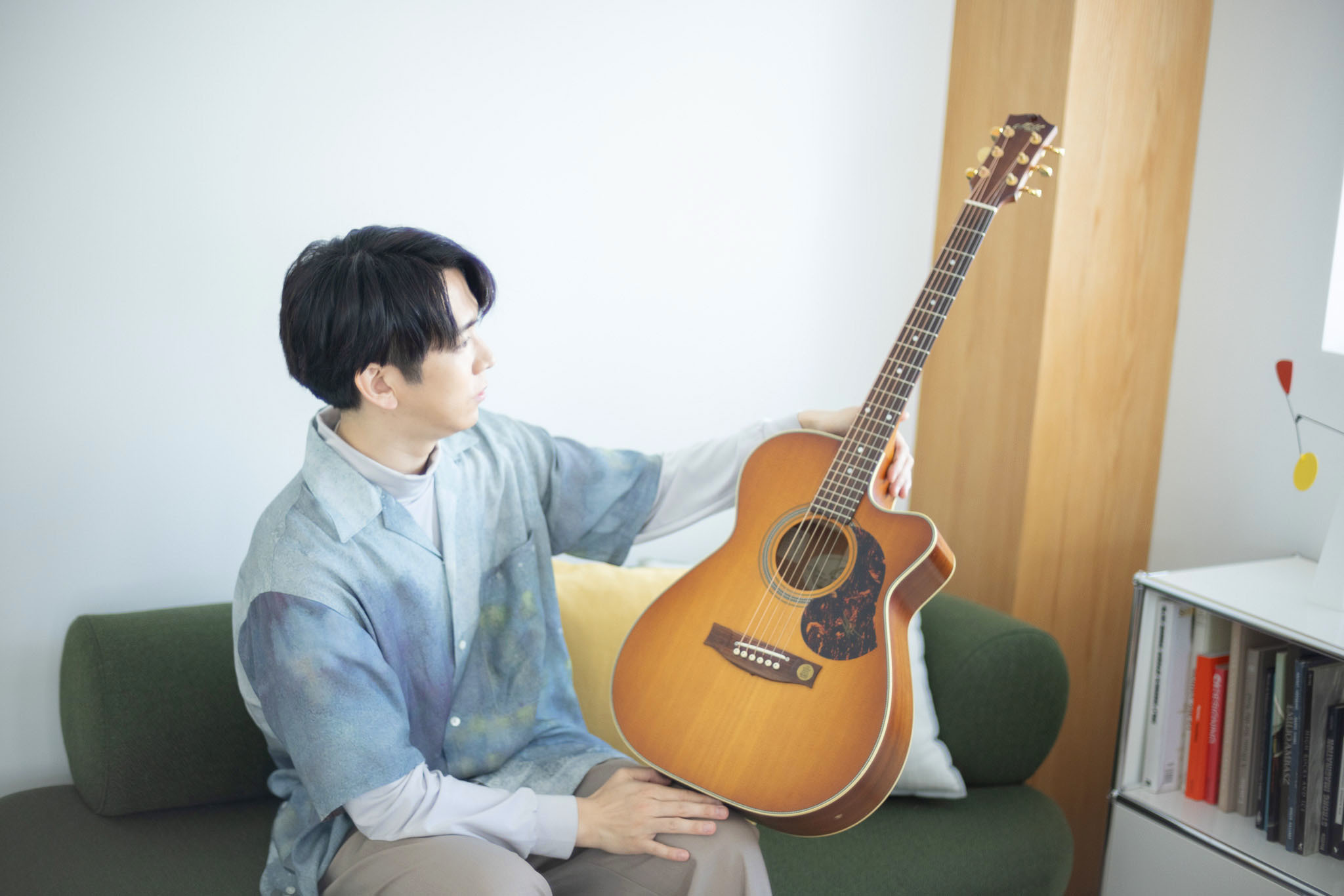 Alt：ギターを眺める伊東さん。