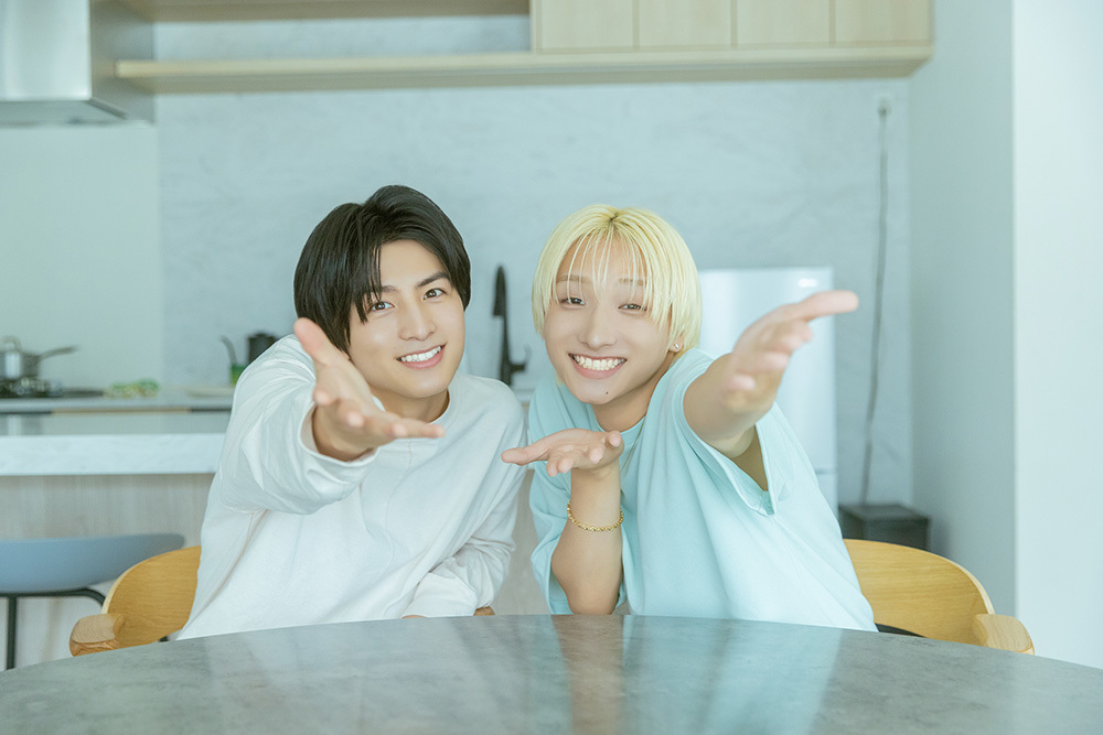 カメラに向かってポーズをとるハルさんとFUMIYAさん。