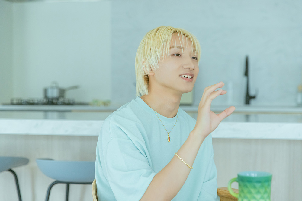 インタビューに答えるFUMIYAさん。
