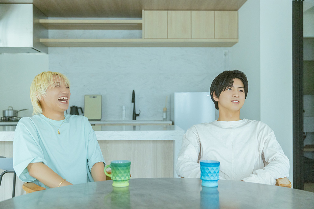 爆笑するFUMIYAさんと冷静に話すハルさん。