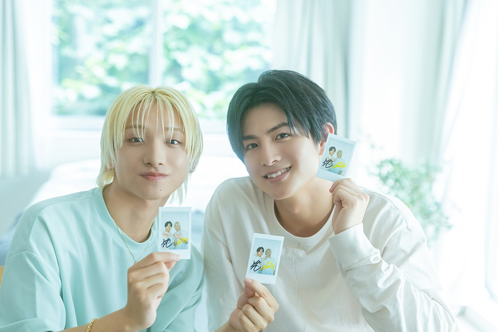 サイン入りチェキを手にほほ笑むハルさんとFUMIYAさん。