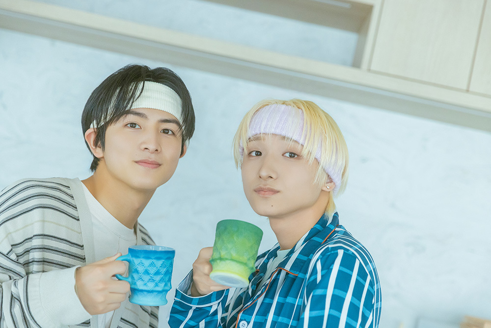 コーヒーカップを持ってカメラを見るハルさんとFUMIYAさん。