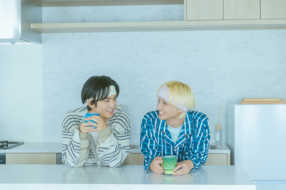 マグカップを持って談笑するハルさんとFUMIYAさん。