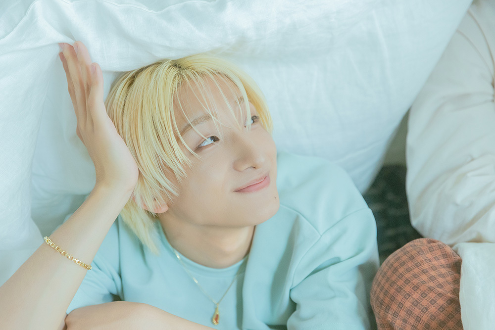 ハルさんを見るFUMIYAさん。