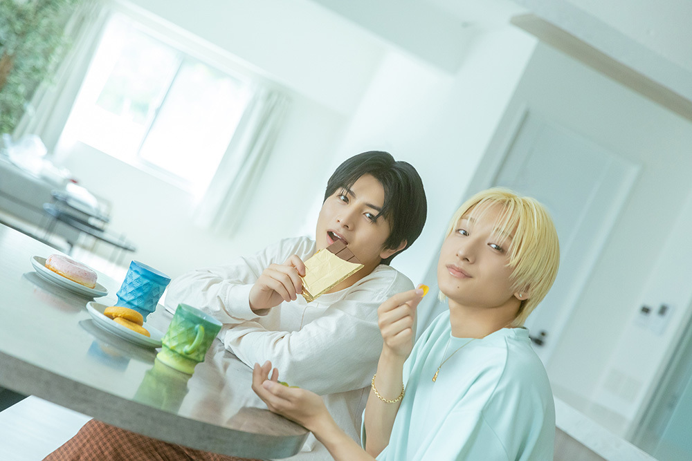 お菓子を食べるハルさんとFUMIYAさん。