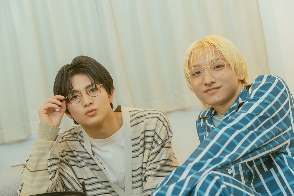 メガネをかけたハルさんとFUMIYAさん。