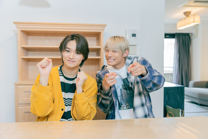 カメラに向かってポーズをする髙松アロハさんと大倉空人さん。