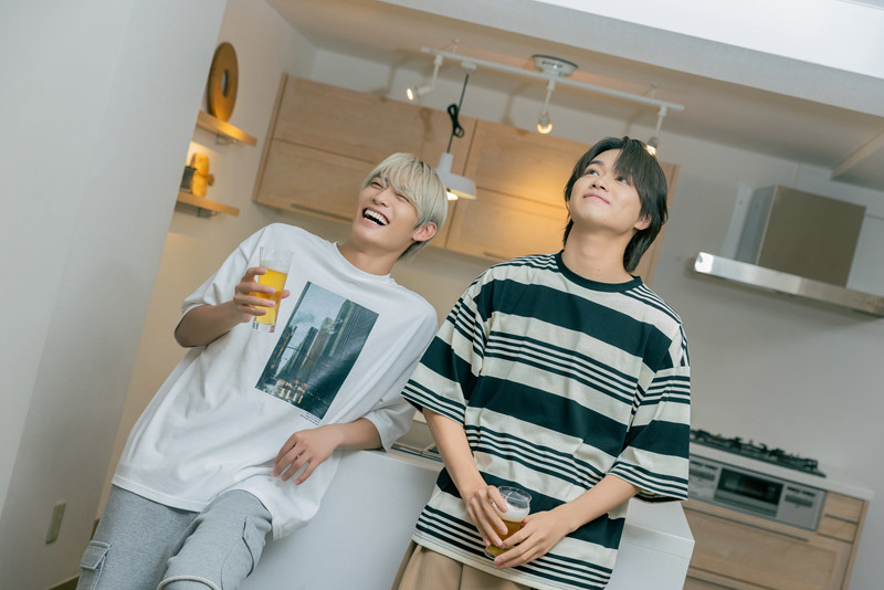 ビールを飲みながらインタビューに答える髙松アロハさんと大倉空人さん。