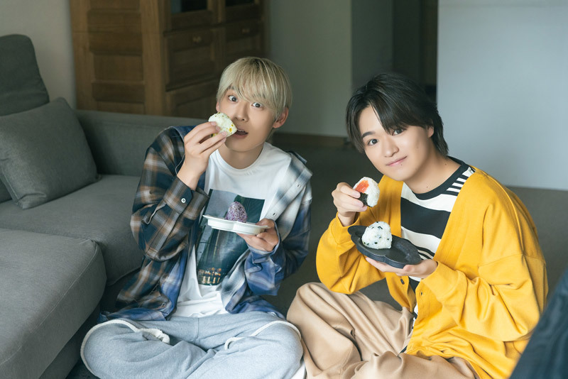 おにぎりを食べる髙松アロハさんと大倉空人さん。