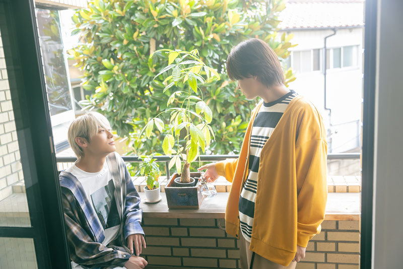 ベランダで話す髙松アロハさんと大倉空人さん。