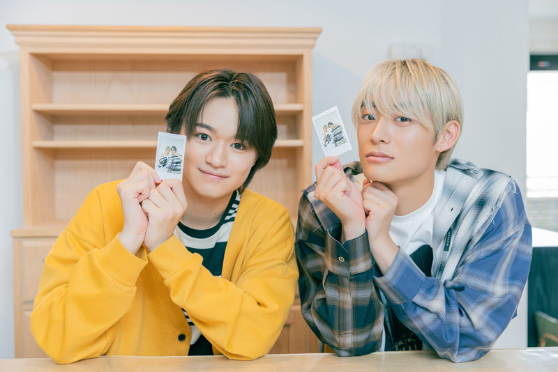 サイン入りチェキを手にほほ笑む髙松アロハさんと大倉空人さん。