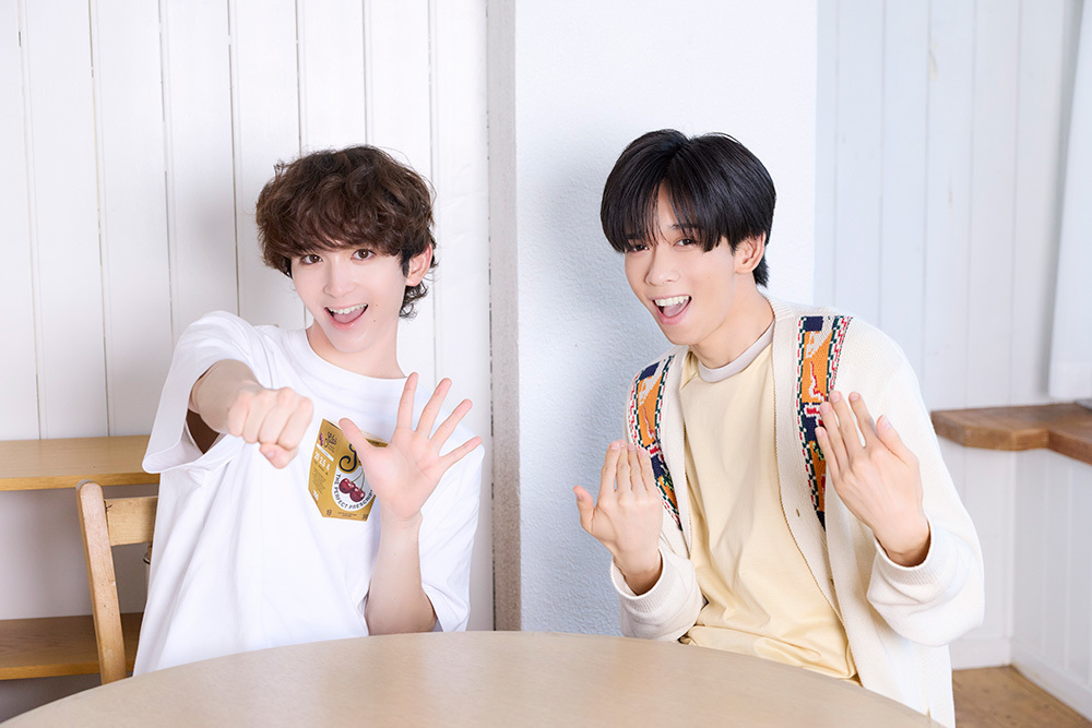 カメラに向かってポーズをするリョウガさんとミロさん。