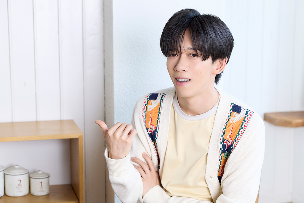 インタビューに答えるリョウガさん。