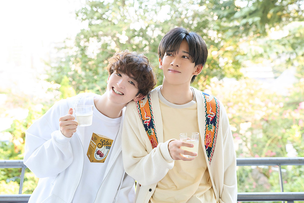 ベランダにいるリョウガさんとミロさん。