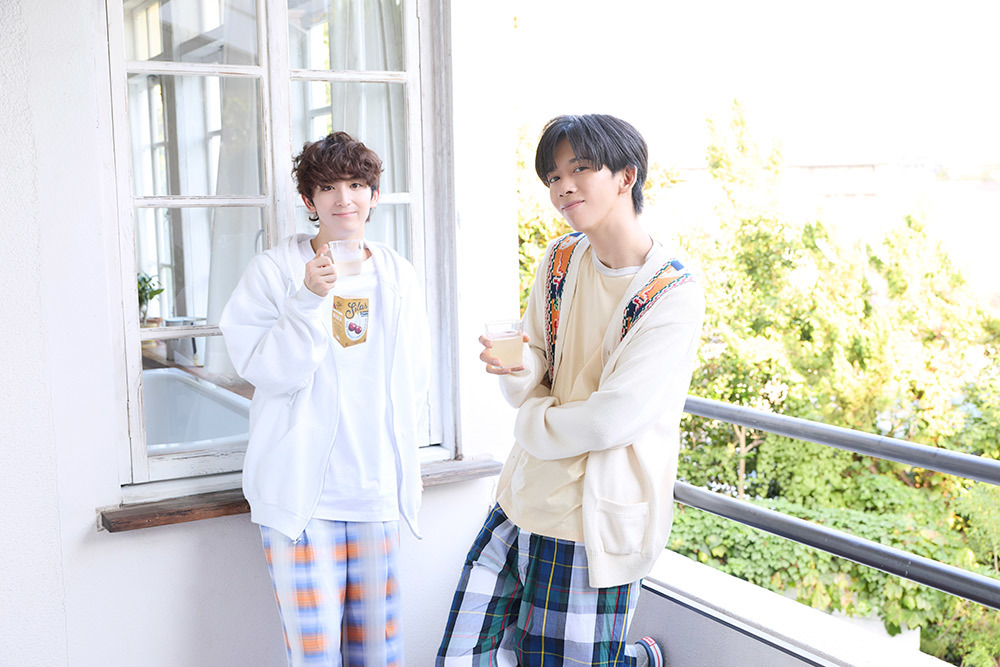 チェキにサインするリョウガさんとミロさん。