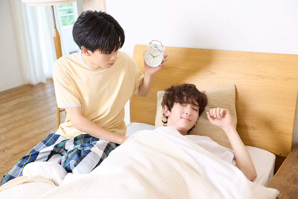 ベッドでミロさんを起こすリョウガさん。