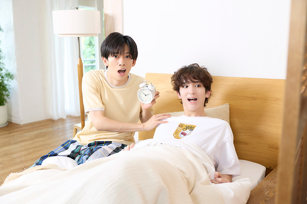 ベッドでミロさんを起こすリョウガさん。