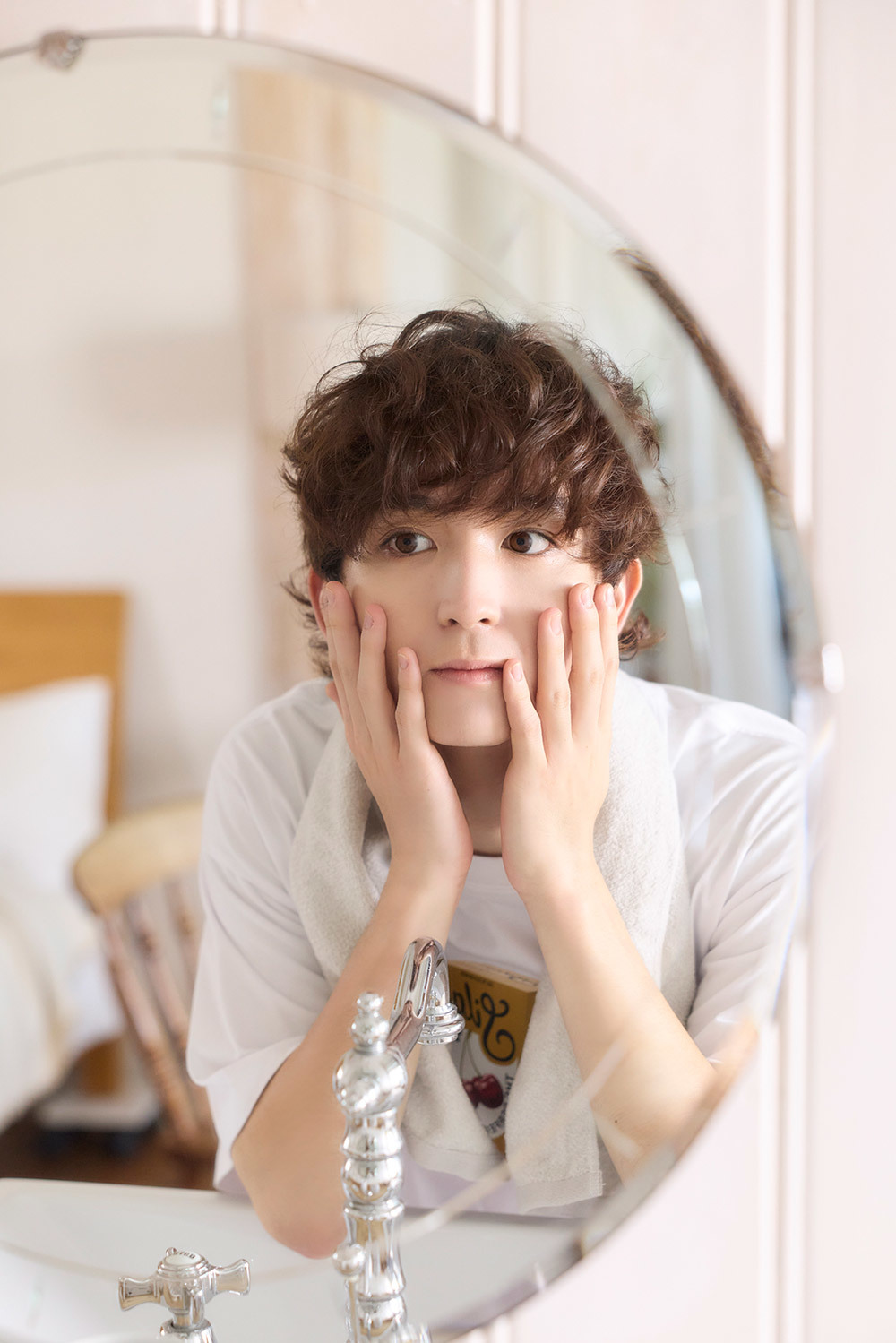 鏡の前でスキンケアをするミロさん。