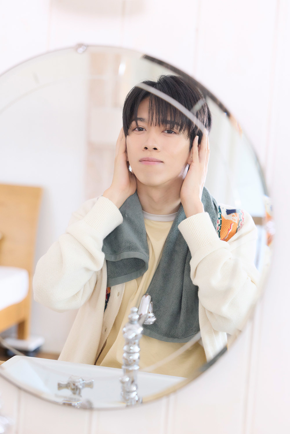 鏡の前で髪を整えるリョウガさん。