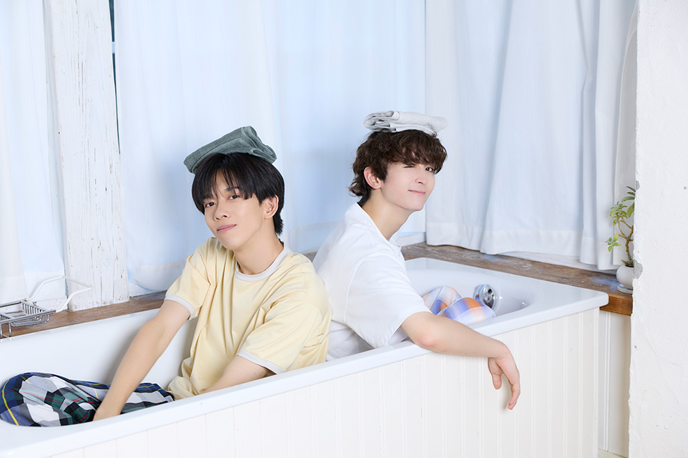 バスタブに入ったリョウガさんとミロさん。