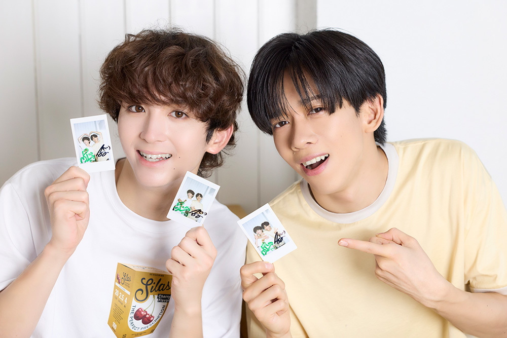 サイン入りチェキを手にしたリョウガさんとミロさん。
