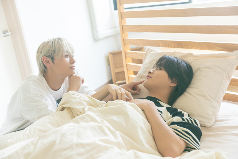 ベッドで眠る大倉空人さんと顔をのぞき込む髙松アロハさん。