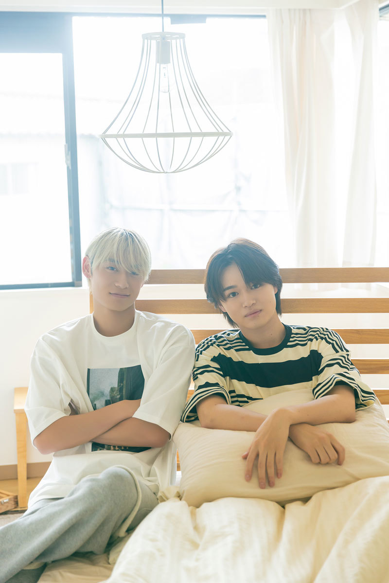 ベッドに座る大倉空人さんと髙松アロハさん。